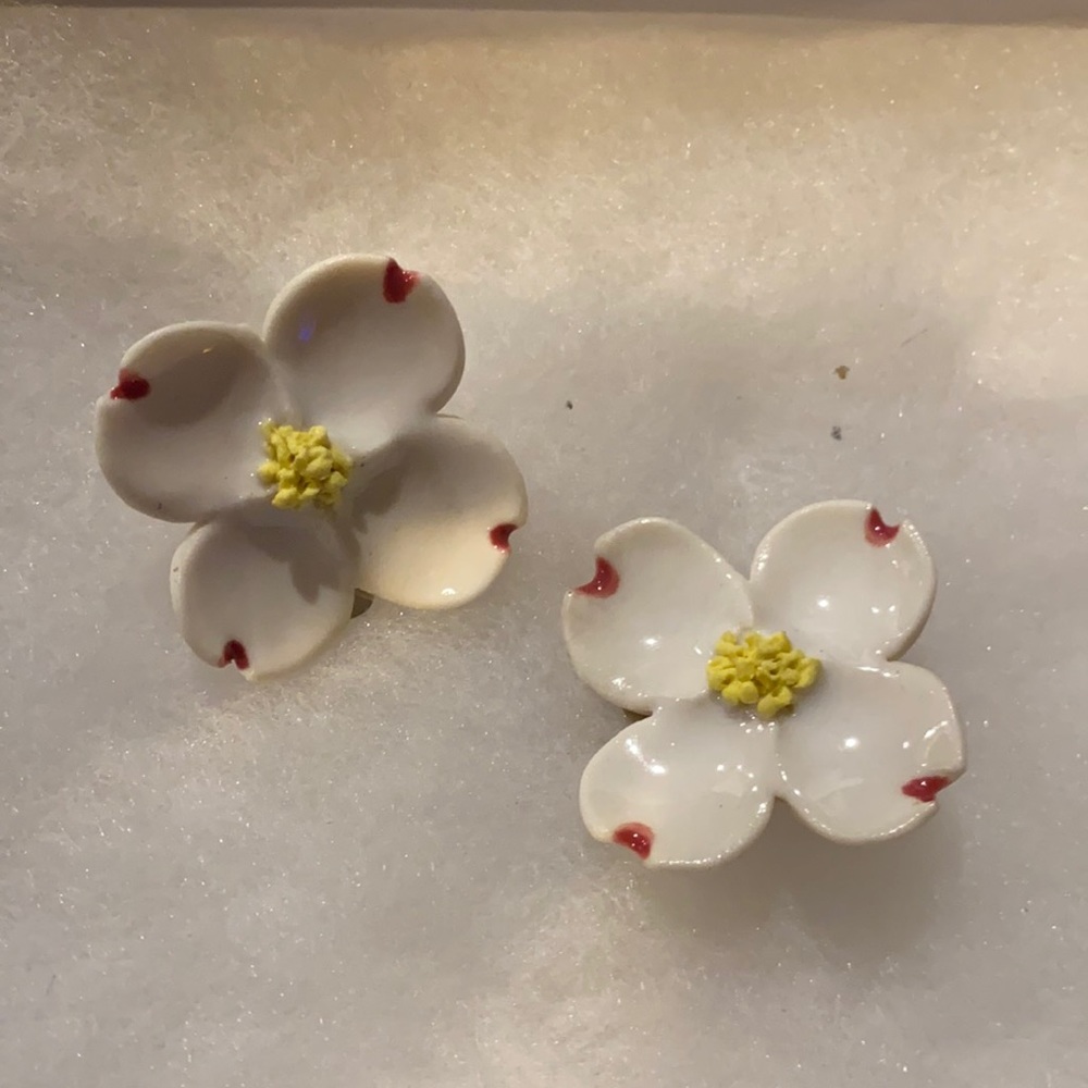 J19) EUC Dogwood vintage clip earrings